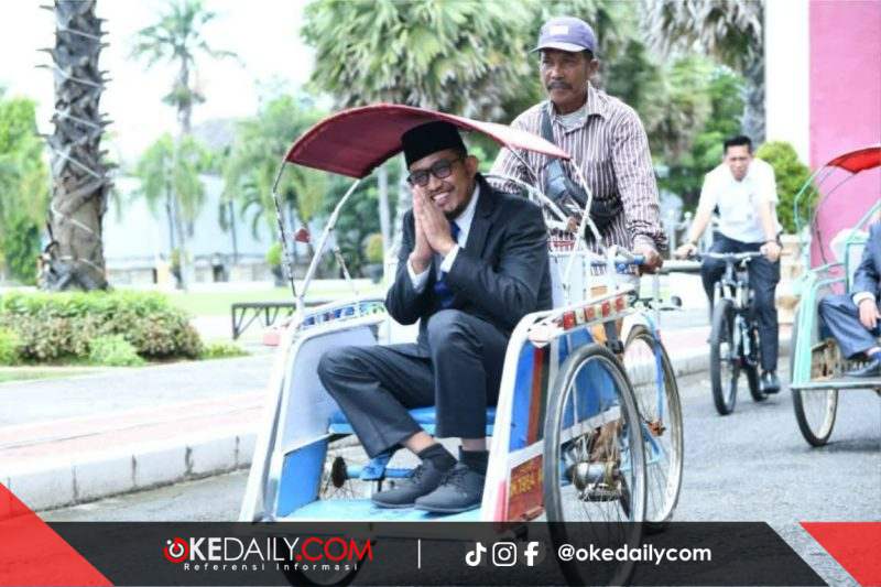Bupati Sumenep, Dr. H. Achmad Fauzi Wongsojudo, menggunakan jasa transportasi becak dari kantor menuju ke rumah dinasnya. ©okedaily.com/istimewa