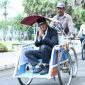 Bupati Sumenep, Dr. H. Achmad Fauzi Wongsojudo, menggunakan jasa transportasi becak dari kantor menuju ke rumah dinasnya. ©okedaily.com/istimewa