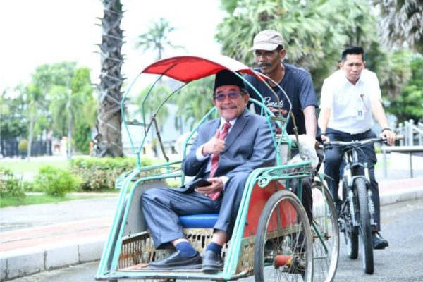 Bupati Wongsojudo Naik Becak, Gaungkan Rabu Hemat Energi