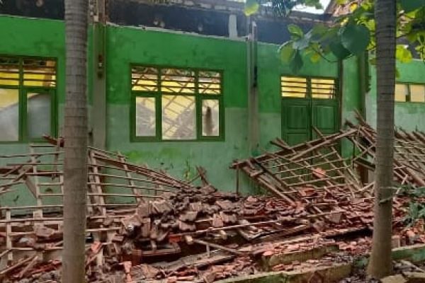 SMPN 2 Kalianget rusak parah diterjang puting beliung, DPRD Sumenep desak Pemkab segera perbaiki. ©okedaily.com/istimewa