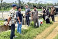 Rombongan Pansus Tambak Udang DPRD Kabupaten Sumenep tiba di Dasuk. ©okedaily.com/istimewa
