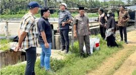 Rombongan Pansus Tambak Udang DPRD Kabupaten Sumenep tiba di Dasuk. ©okedaily.com/istimewa