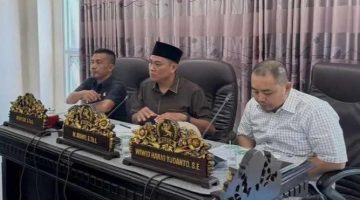 Ketua Komisi III DPRD Kabupaten Sumenep, M. Muhri (tengah), pimpin rapat pengawasan infrastruktur tahun anggaran 2026. ©okedaily.com/istimewa