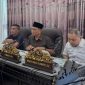 Ketua Komisi III DPRD Kabupaten Sumenep, M. Muhri (tengah), pimpin rapat pengawasan infrastruktur tahun anggaran 2026. ©okedaily.com/istimewa
