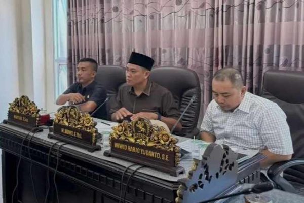 Ketua Komisi III DPRD Kabupaten Sumenep, M. Muhri (tengah), pimpin rapat pengawasan infrastruktur tahun anggaran 2026. ©okedaily.com/istimewa