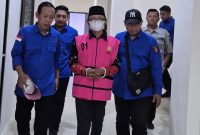 Kades Imrah (tengah) menggunakan rompi merah jambu khas kejaksaan, tersangka dugaan korupsi. ©okedaily.com [foto: Wahyudi Limadetik]