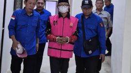 Kades Imrah (tengah) menggunakan rompi merah jambu khas kejaksaan, tersangka dugaan korupsi. ©okedaily.com [foto: Wahyudi Limadetik]