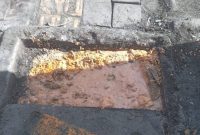 Kondisi saluran drainase di Jalan Diponegoro, Sesetan, Kecamatan Denpasar Selatan, Kota Denpasar, terlihat terbuka dan dipenuhi endapan lumpur, Selasa (5/5/2026). Pendangkalan ini berpotensi menyebabkan penyumbatan aliran air dan memicu genangan saat hujan. Foto: Istimewa/Okedaily. 