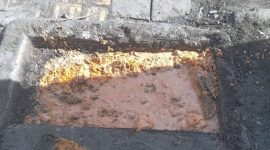 Kondisi saluran drainase di Jalan Diponegoro, Sesetan, Kecamatan Denpasar Selatan, Kota Denpasar, terlihat terbuka dan dipenuhi endapan lumpur, Selasa (5/5/2026). Pendangkalan ini berpotensi menyebabkan penyumbatan aliran air dan memicu genangan saat hujan. Foto: Istimewa/Okedaily. 