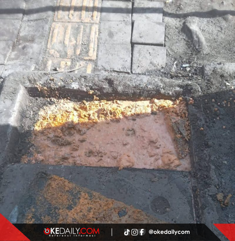 Kondisi saluran drainase di Jalan Diponegoro, Sesetan, Kecamatan Denpasar Selatan, Kota Denpasar, terlihat terbuka dan dipenuhi endapan lumpur, Selasa (5/5/2026). Pendangkalan ini berpotensi menyebabkan penyumbatan aliran air dan memicu genangan saat hujan. Foto: Istimewa/Okedaily. 