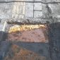 Kondisi saluran drainase di Jalan Diponegoro, Sesetan, Kecamatan Denpasar Selatan, Kota Denpasar, terlihat terbuka dan dipenuhi endapan lumpur, Selasa (5/5/2026). Pendangkalan ini berpotensi menyebabkan penyumbatan aliran air dan memicu genangan saat hujan. Foto: Istimewa/Okedaily. 