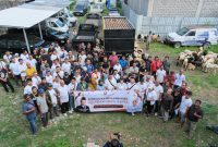 Geridra Bali saat menyerahkan hewan qurban kepada saudara-saudara Muslim menjelang Hari Raya Idul Adha di Yayasan De Gadjah Center, (27/05). Foto: Okedaily.com/Istimewa