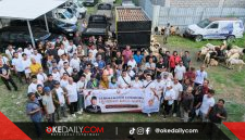 Geridra Bali saat menyerahkan hewan qurban kepada saudara-saudara Muslim menjelang Hari Raya Idul Adha di Yayasan De Gadjah Center, (27/05). Foto: Okedaily.com/Istimewa