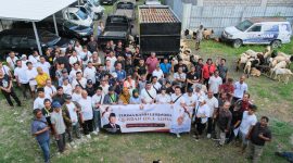 Geridra Bali saat menyerahkan hewan qurban kepada saudara-saudara Muslim menjelang Hari Raya Idul Adha di Yayasan De Gadjah Center, (27/05). Foto: Okedaily.com/Istimewa