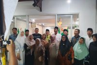 I Gede Tommy Sumertha DPRD Kota Denpasar saat merayakan Hari Raya Idul Adha di Mushalla Nur Baety, Padangsambian, Denpasar, (28/5). Foto: Okedaily.com 