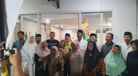 I Gede Tommy Sumertha DPRD Kota Denpasar saat merayakan Hari Raya Idul Adha di Mushalla Nur Baety, Padangsambian, Denpasar, (28/5). Foto: Okedaily.com 