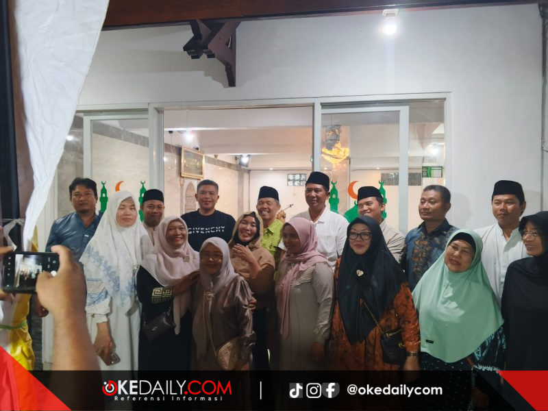 I Gede Tommy Sumertha DPRD Kota Denpasar saat merayakan Hari Raya Idul Adha di Mushalla Nur Baety, Padangsambian, Denpasar, (28/5). Foto: Okedaily.com 