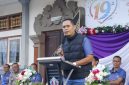 Camat Seririt, I Putu Satriawan, memberikan sambutan dan apresiasi pada upacara HUT SMK Negeri 2 Seririt. ©Okedaily.com/Andrean