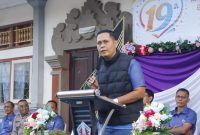 Camat Seririt, I Putu Satriawan, memberikan sambutan dan apresiasi pada upacara HUT SMK Negeri 2 Seririt. ©Okedaily.com/Andrean