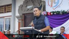 Camat Seririt, I Putu Satriawan, memberikan sambutan dan apresiasi pada upacara HUT SMK Negeri 2 Seririt. ©Okedaily.com/Andrean