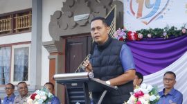 Camat Seririt, I Putu Satriawan, memberikan sambutan dan apresiasi pada upacara HUT SMK Negeri 2 Seririt. ©Okedaily.com/Andrean
