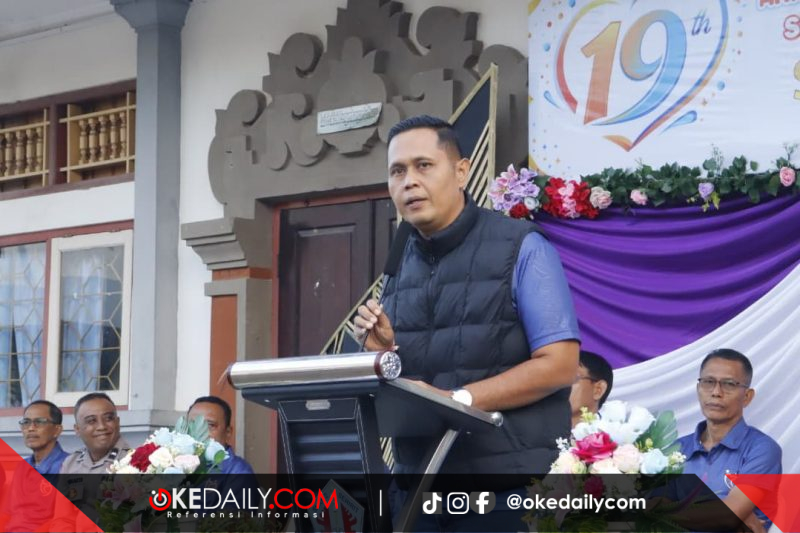 Camat Seririt, I Putu Satriawan, memberikan sambutan dan apresiasi pada upacara HUT SMK Negeri 2 Seririt. ©Okedaily.com/Andrean
