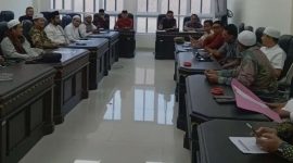 Ketua DPRD Sumenep bersama anggota menerima audiensi GUISS Bersatu. ©okedaily.com/ist