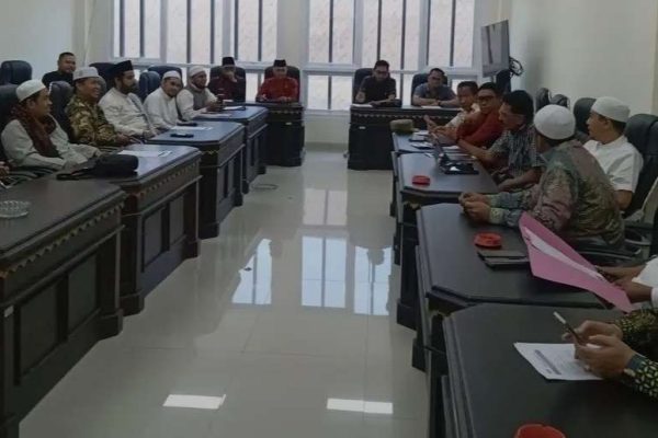 Ketua DPRD Sumenep bersama anggota menerima audiensi GUISS Bersatu. ©okedaily.com/ist