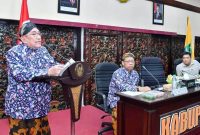 Wakil Bupati Sumenep, KH. Imam Hasyim, saat memberikan sambutan dalam rakor HDDAP di Aula Arya Wiraraja Setdakab setempat. ©okedaily.com/ist