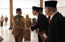 Bupati Wongsojudo, menyalami para tim ahli cagar budaya Kabupaten Sumenep seusia dilantik, sebagai simbolik ucapan selamat bertugas. ©okedaily.com/ist