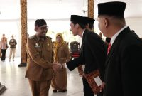 Bupati Wongsojudo, menyalami para tim ahli cagar budaya Kabupaten Sumenep seusia dilantik, sebagai simbolik ucapan selamat bertugas. ©okedaily.com/ist