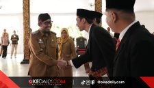 Bupati Wongsojudo, menyalami para tim ahli cagar budaya Kabupaten Sumenep seusia dilantik, sebagai simbolik ucapan selamat bertugas. ©okedaily.com/ist