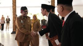 Bupati Wongsojudo, menyalami para tim ahli cagar budaya Kabupaten Sumenep seusia dilantik, sebagai simbolik ucapan selamat bertugas. ©okedaily.com/ist