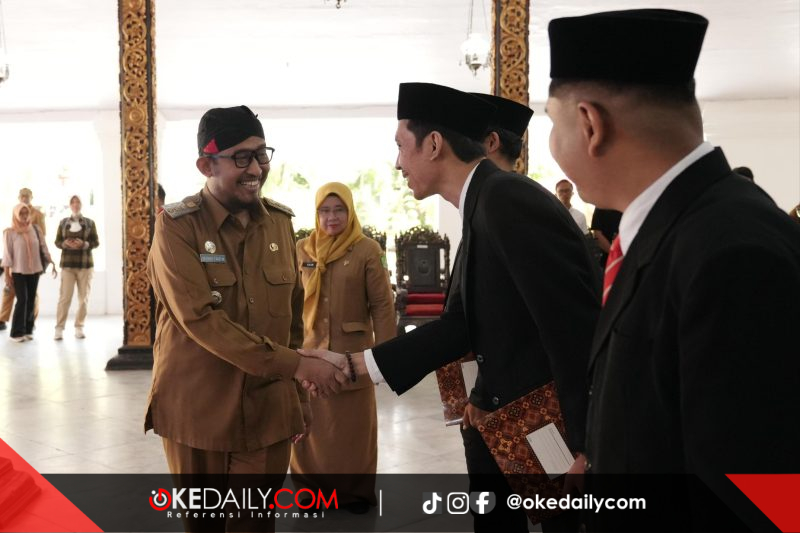 Bupati Wongsojudo, menyalami para tim ahli cagar budaya Kabupaten Sumenep seusia dilantik, sebagai simbolik ucapan selamat bertugas. ©okedaily.com/ist