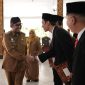 Bupati Wongsojudo, menyalami para tim ahli cagar budaya Kabupaten Sumenep seusia dilantik, sebagai simbolik ucapan selamat bertugas. ©okedaily.com/ist