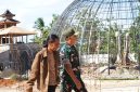Tampak Fauzi AS, mendampingi Brigjen TNI Kohir berkeliling di kawasan integrated farming. ©okedaily.com