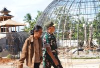 Tampak Fauzi AS, mendampingi Brigjen TNI Kohir berkeliling di kawasan integrated farming. ©okedaily.com