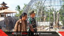 Tampak Fauzi AS, mendampingi Brigjen TNI Kohir berkeliling di kawasan integrated farming. ©okedaily.com