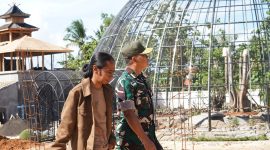 Tampak Fauzi AS, mendampingi Brigjen TNI Kohir berkeliling di kawasan integrated farming. ©okedaily.com