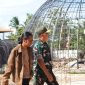 Tampak Fauzi AS, mendampingi Brigjen TNI Kohir berkeliling di kawasan integrated farming. ©okedaily.com