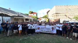 Gerindra Bali berbagi Babi menjelang Galungan kepada Relawan di Denpasar, (15/6). 