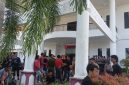Ratusan massa aksi memadati gedung DPRD Kabupaten Mempawah, menyampaikan aspirasi terkait kelangkaan BBM Subsidi jenis bio solar. ©okedaily.com