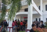 Ratusan massa aksi memadati gedung DPRD Kabupaten Mempawah, menyampaikan aspirasi terkait kelangkaan BBM Subsidi jenis bio solar. ©okedaily.com