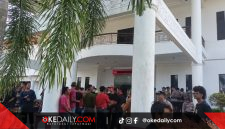 Ratusan massa aksi memadati gedung DPRD Kabupaten Mempawah, menyampaikan aspirasi terkait kelangkaan BBM Subsidi jenis bio solar. ©okedaily.com