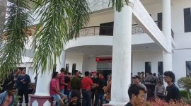 Ratusan massa aksi memadati gedung DPRD Kabupaten Mempawah, menyampaikan aspirasi terkait kelangkaan BBM Subsidi jenis bio solar. ©okedaily.com
