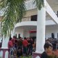 Ratusan massa aksi memadati gedung DPRD Kabupaten Mempawah, menyampaikan aspirasi terkait kelangkaan BBM Subsidi jenis bio solar. ©okedaily.com