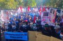 Ribuan massa melakukan aksi damai di depan Kantor Gubernur Provinsi Bali, 30 Juni 2026. 