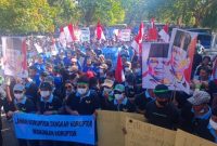 Ribuan massa melakukan aksi damai di depan Kantor Gubernur Provinsi Bali, 30 Juni 2026. 