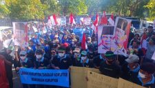 Ribuan massa melakukan aksi damai di depan Kantor Gubernur Provinsi Bali, 30 Juni 2026.