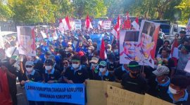 Ribuan massa melakukan aksi damai di depan Kantor Gubernur Provinsi Bali, 30 Juni 2026. 